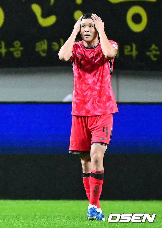 [OSEN=서울월드컵경기장, 지형준 기자] 세계의 벽은 높았다. 결과는 0-5 대패였다.홍명보&nbsp;감독이 이끄는 대한민국 남자 축구 국가대표팀은 10일 서울월드컵경기장에서 '세계 최강' 브라질을&nbsp;상대로 A매치&nbsp;평가전을 치러&nbsp;이스테방(첼시)과 호드리구(레알 마드리드)에게 나란히 2골을 허용하면서 0-5로 대패했다.후반 한국 김민재가 브라질 호드리구에 골을 허용하며 아쉬워하고 있다. 2025.10.10 /jpnews@osen.co.kr