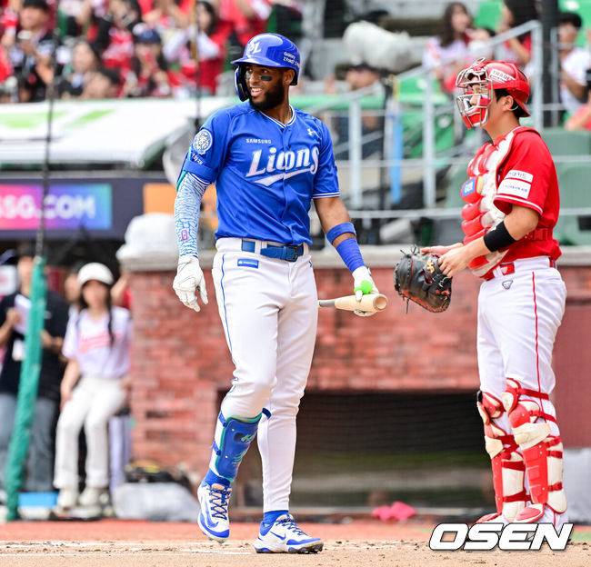 [OSEN=인천, 박준형 기자] 11일 인천 SSG랜더스필드에서 ‘2025 신한 SOL뱅크 KBO리그’ 준플레이오프(5전 3선승제) 2차전 SSG 랜더스와 삼성 라이온즈의 경기가 열렸다.SSG는 김건우, 삼성은 헤르손 가라비토를 선발 투수로 내세웠다.2회초 삼성 디아즈가 삼진아웃된뒤 아쉬워하고 있다.  2025.10.11 / soul1014@osen.co.kr