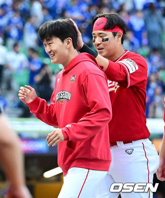 [OSEN=인천, 최규한 기자] SSG 랜더스가 9회말 김성욱의 극적인 끝내기홈런을 앞세워&nbsp;1차전 패배를 설욕했다.프로야구 SSG 랜더스는 11일 인천SSG랜더스필드에서 열린 2025 신한 SOL KBO 준플레이오프(5전 3선승제) 2차전에서 4-3 끝내기 승리를 거뒀다.경기를 마치초 SSG 선발 투수 김건우와 한유섬이 인사를 나누고 있다. 2025.10.11 / dreamer@osen.co.kr