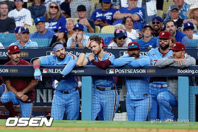 [사진] 필라델피아 선수들이 덕아웃에서 아쉬워하고 있다. ⓒGettyimages(무단전재 및 재배포 금지)