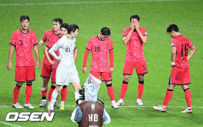 [OSEN=서울월드컵경기장, 이대선 기자] 홍명보 감독이 이끄는 대한민국 남자 축구 국가대표팀은 10일 서울월드컵경기장에서 '세계 최강' 브라질을 상대로 A매치 평가전을 치러 이스테방(첼시)과 호드리구(레알 마드리드)에게 나란히 2골을 허용하면서 0-5로 대패했다.한국은 1999년 이후 26년 만에 브라질전 승리를 노렸지만 아무런 저항도 하지 못하면서 무산됐다.경기 종료 후 한국 선수들이 패배에 아쉬워하고 있다. 2025.10.10 /sunday@osen.co.kr