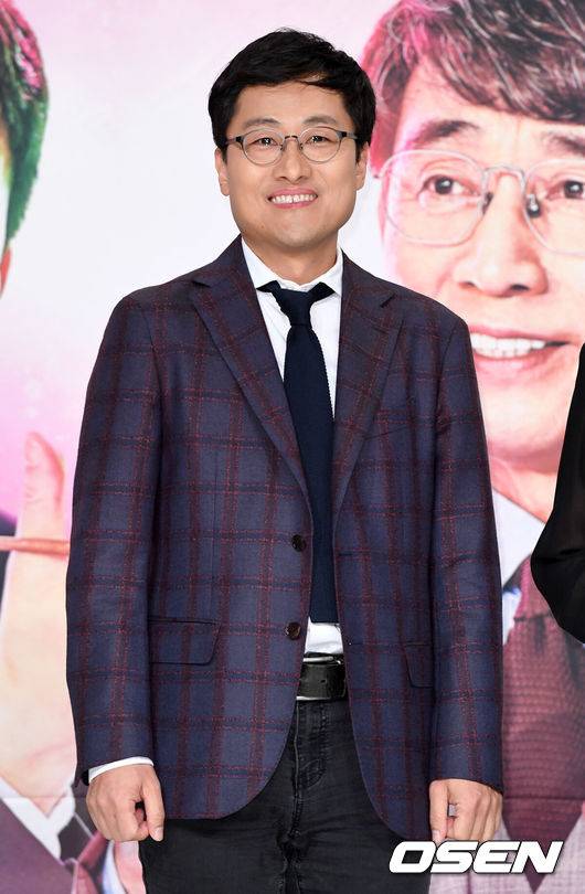 [OSEN=이대선 기자] 20일 오전 서울 영등포 타임스퀘어 아모리스홀에서 tVN '알아두면 쓸데없는 신비한 잡학사전 3' 제작발표회가 열렸다.김상욱 박사가 포토타임을 갖고 있다./sunday@osen.co.kr