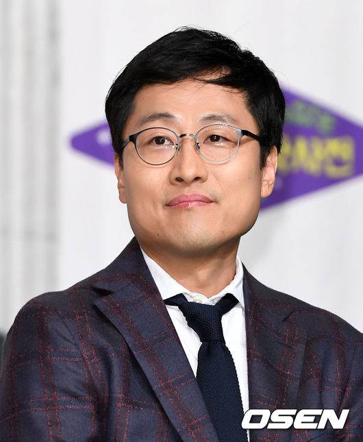 [OSEN=이대선 기자] 20일 오전 서울 영등포 타임스퀘어 아모리스홀에서 tVN '알아두면 쓸데없는 신비한 잡학사전 3' 제작발표회가 열렸다.김상욱 PD가 취재진의 질문을 듣고 있다./sunday@osen.co.kr