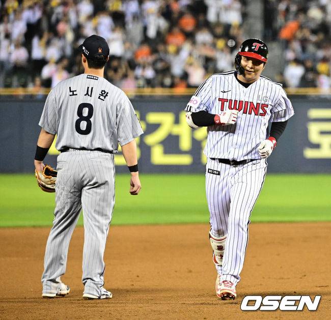 [OSEN=잠실, 지형준 기자] 29일 오후 서울 잠실구장에서 ‘2025 신한 SOL Bank KBO리그’ LG 트윈스와 한화 이글스의 경기가 열렸다.이날 LG는 손주영, 한화는 라이언 와이스를 선발투수로 내세웠다.6회말 1사에서 LG 문보경이 동점 우월 솔로포를 날리며 그라운드를 돌고 있다. 2025.05.29 /jpnews@osen.co.kr