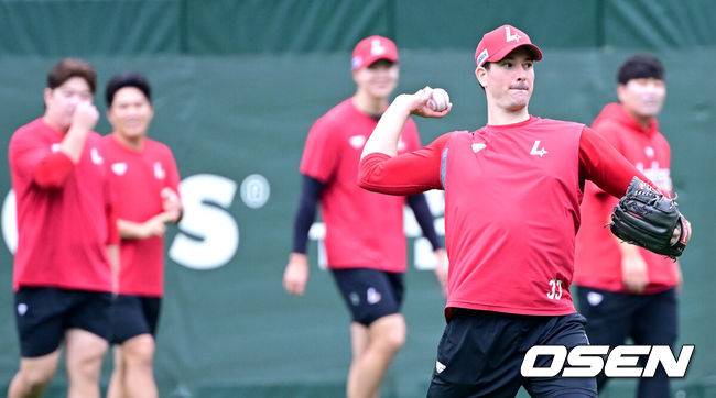 [OSEN=인천, 최규한 기자] 11일 인천 SSG랜더스필드에서 ‘2025 신한 SOL뱅크 KBO리그’ 준플레이오프(5전 3선승제) 2차전 SSG 랜더스와 삼성 라이온즈의 경기가 열린다.SSG는 김건우, 삼성은 헤르손 가라비토를 선발 투수로 내세운다.경기를 앞두고 SSG 드류 앤더슨이 캐치볼을 훈련을 펼치고 있다. 2025.10.11 / dreamer@osen.co.kr