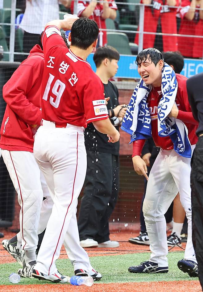 11일 인천 SSG랜더스필드에서 열린 2025 프로야구 KBO리그 포스트시즌 준플레이오프 2차전 삼성 라이온즈와 SSG 랜더스의 경기. 9회말 1사 SSG 김성욱이 끝내기 홈런을 친 뒤 동료들의 물세례를 받고 있다. 연합뉴스