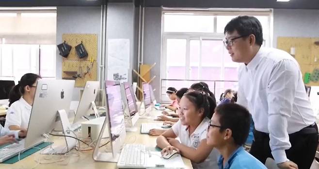 최근 중국 베이징의 초·중·고교 1400여 곳에서 인공지능(AI) 수업이 의무화한 가운데 한 초등학교 교실에서 AI 학습이 이뤄지고 있다.&nbsp;방송 화면 캡처