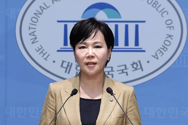 전현희 더불어민주당 3대특검 대응 특별위원회 위원장이 10일 서울 여의도 국회 소통관에서 오세훈 서울시장의 불법 혐의를 수사할 것을 촉구하는 기자회견을 하고 있다. 뉴스1