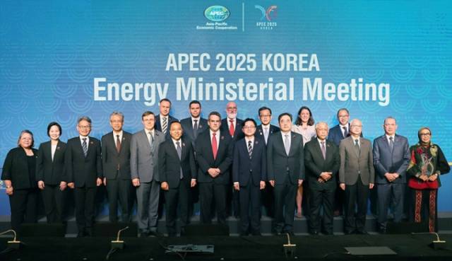 지난달 27~28일 부산 벡스코에서 열린 APEC 에너지 장관회의에 참석자들이 에너지 분야 협력 공동선언문을 채택한 뒤 기념촬영을 하고 있다. 연합뉴스