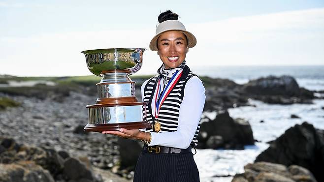 김이나가 지난 10일 US 여자 미드아마추어 선수권에서 우승한 뒤 트로피를 들고 기념촬영을 하고 있다. USGA 홈페이지 캡처