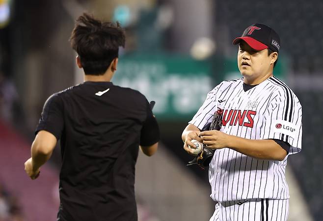 LG 장현식이 지난 7월 10일 키움과의 경기 도중 피치컴을 교체하고 있다. 연합뉴스