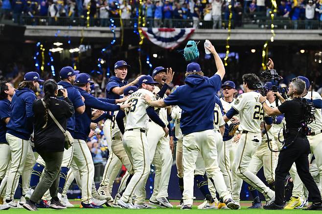 메이저리그 밀워키 선수들이 12일 홈에서 열린 내셔널리그 디비전시리즈 5차전에서 시카고 컵스를 꺾고 챔피언십시리즈 진출을 확정한 뒤 기뻐하고 있다. 로이터연합뉴스