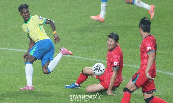 한국 축구 국가대표팀이 10일 서울월드컵경기장에서 브라질 대표팀과 친선경기를 벌였다.  김민재가 브라질 비니시우스의 돌파를 태클로 저지하고 있다. /사진=김진경 대기자