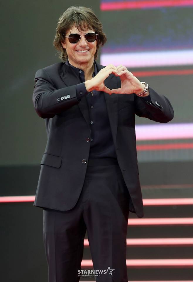 배우 톰 크루즈가 8일 오후 서울 송파구 잠실 롯데월드에서 열린 영화 '미션 임파서블: 파이널 레코닝' 레드카펫 행사에 참석해 팬들과 인사하고 있다. /2025.05.08 /사진=김휘선 hwijpg@