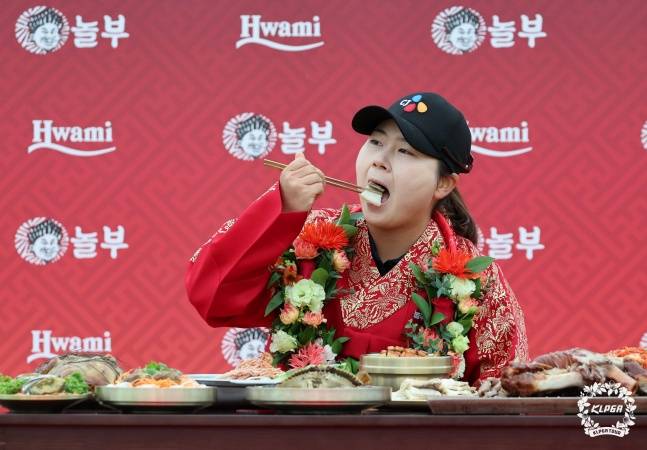 홍정민이 12일 KLPGA 투어 K-푸드 놀부·화미 마스터즈에서 우승하고 세리머니를 하고 있다. /사진=KLPGA 제공