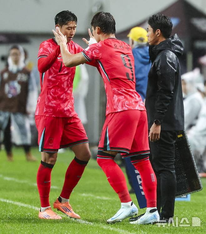 10일 서울월드컵경기장에서 열린 남자 축구 국가대표 10월 A매치 친선전 대한민국과 브라질의 경기 후반전 손흥민이 오현규와 교체하고 있다. /사진=뉴시스