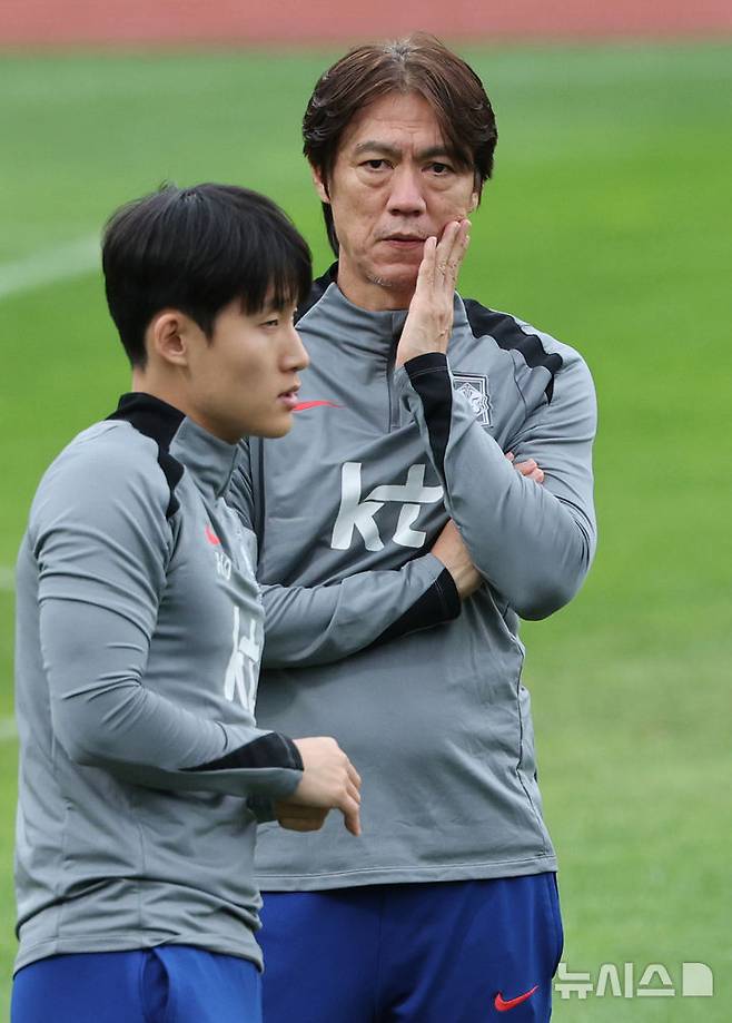 대한민국 축구대표팀 홍명보 감독이 12일 경기 고양종합운동장 보조구장에서 파라과이전 대비 선수들의 훈련을 지켜보고 있다.  /사진=뉴시스