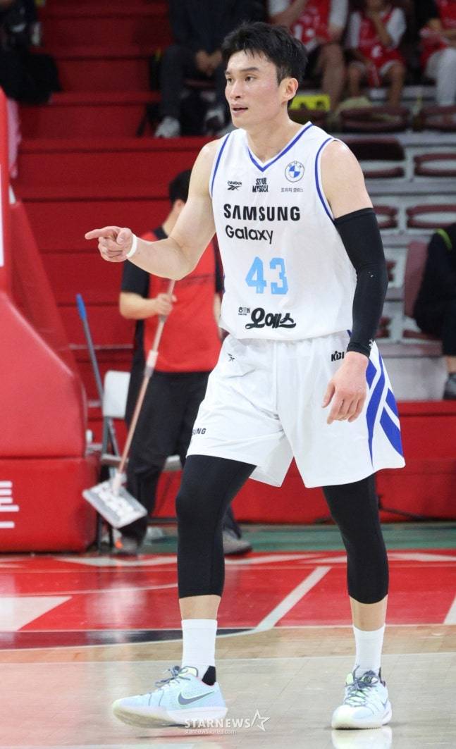 2025-2026 LG전자 프로농구 안양 정관장 대 사을 삼성 경기가 12일 경기도 안양정관장아레나에서 열렸다.  삼성 이대성이 결정적인 3점슛을 성공시킨 후 세리머니를 하고 있다. /사진=김진경 대기자.