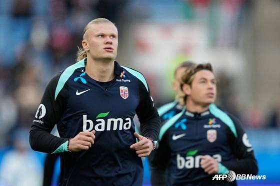 12일(한국시간) 노르웨이 오슬로의 울레볼 스타디움에서 열린 노르웨이와 이스라엘의 2026 국제축구연맹(FIFA) 북중미월드컵 유럽 예선 조별리그 I조 7차전 경기 전 몸을 푸는 엘링 홀란. /AFPBBNews=뉴스1