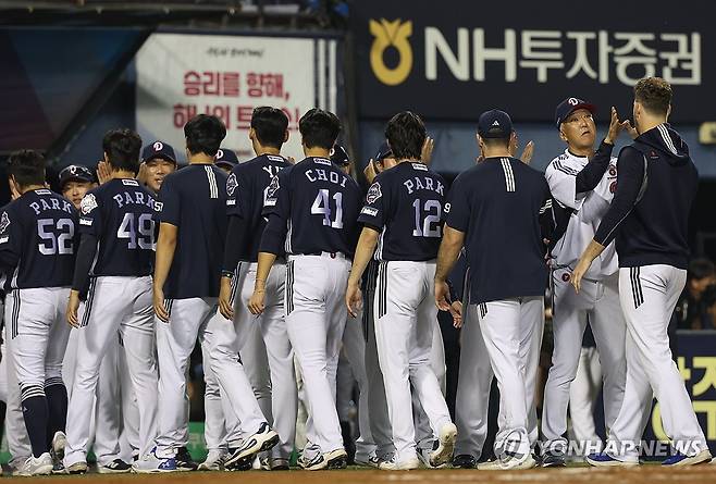 두산 대승 (서울=연합뉴스) 신준희 기자 = 30일 잠실야구장에서 열린 프로야구 LG와 두산의 경기가 두산의 6대0 승리로 끝났다. 
     두산 선수들이 기뻐하고 있다. 2025.9.30 hama@yna.co.kr