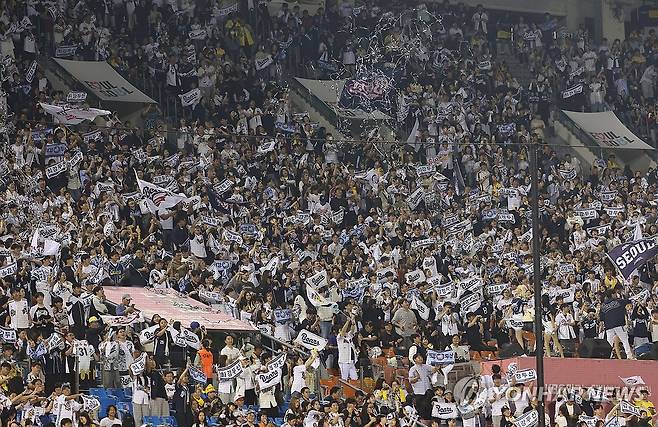 한점 더 (서울=연합뉴스) 신준희 기자 = 30일 잠실야구장에서 열린 프로야구 LG와 두산의 경기. 
     두산 박지훈이 9회초 1사 1, 3루 상황에서 1타점 안타를 치자 두산 팬들이 환호하고 있다. 2025.9.30 hama@yna.co.kr