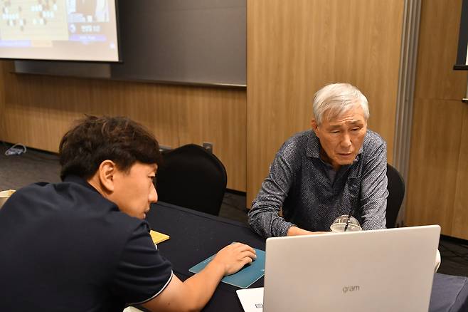 조훈현 9단과 검토 중인 최철한 9단 [한국기원 제공. 재판매 및 DB 금지]