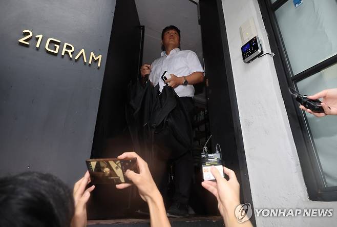 김건희 특검 '대통령 관저 이전 특혜 의혹' 21그램 압수수색 (서울=연합뉴스) 임화영 기자 = 김건희 여사의 각종 의혹을 수사하는 민중기 특별검사팀 수사관이 서울 성동구에 위치한 인테리어 업체 '21그램'에 13일 압수수색을 위해 건물로 들어가고 있다.
    이날 김건희 특검은 관저 이전과 관련해 21그램 등 관련 회사 및 관련자 주거지 등에 대해 건설산업기본법 위반 등 혐의로 압수수색을 진행하고 있다. 2025.8.13 hwayoung7@yna.co.kr