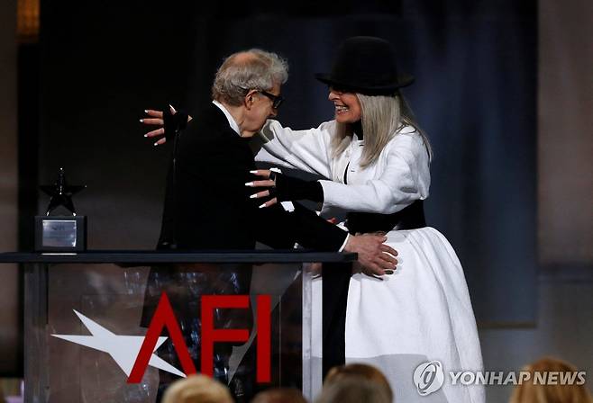 우디 앨런 감독과 포옹하는 키튼 [로이터=연합뉴스 자료사진. 재판매 및 DB 금지]