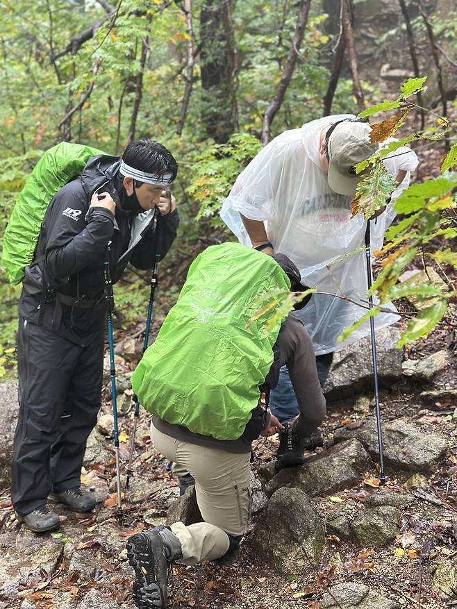 부상자 처치 중인 산악구조대원들 [촬영 강태현]