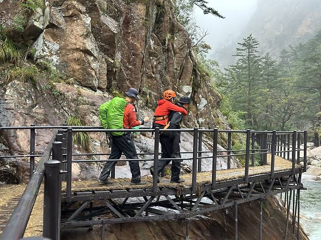 '2인 1조 부상자 업기 구조' [촬영 강태현]