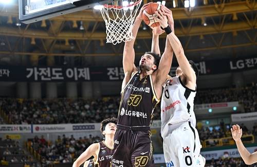 리바운드 잡는 LG의 마레이 [KBL 제공. 재판매 및 DB 금지]