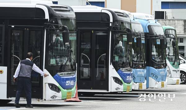 수원시내의 한 버스 차고지. /경인일보DB