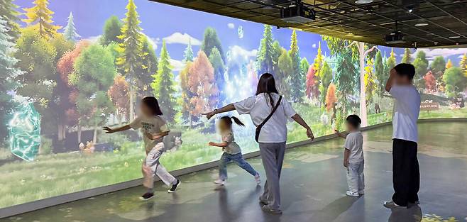 ▲ 경기도교육청북부유아체험교육원에 마련된 체험 공간에서 가족들이 체험하고 있다./사진제공=경기도교육청북부유아체험교육원