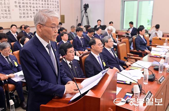 이재명 정부 출범 후 첫 국정감사일인 13일 오전 서울시 여의도 국회에서 열린 법제사법위원회 국정감사에서 천대엽 법원행정처장이 의원질의에 답하고 있다. 임채운기자