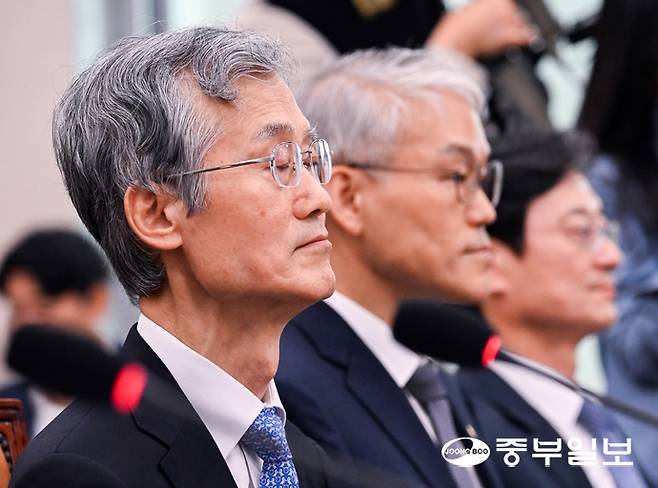 이재명 정부 출범 후 첫 국정감사일인 13일 오전 서울시 여의도 국회에서 열린 법제사법위원회 국정감사에서 조희대 대법원장이 생각에 잠겨 있다. 임채운기자