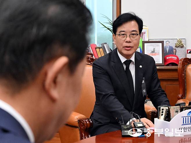 송언석 국민의힘 원내대표가 13일 오후 서울시 여의도 국회의장 집무실에서 열린 국회의장 주재 여야 원내대표 회동에서 발언을 하고 있다. 임채운기자