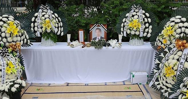 13일 민중기 특별검사팀 사무실이 있는 서울 광화문 KT웨스트빌딩 앞 인도에 '양평 공흥지구 특혜 의혹'과 관련해 수사받다 숨진 채 발견된 양평군 공무원 A씨의 분향소가 마련돼 있다. 사진=연합뉴스