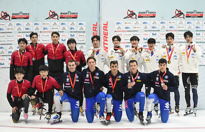 13일(한국시간) 캐나다 퀘벡주 몬트리올 모리스 리처드 아레나에서 열린 2025~2026 국제빙상경기연맹(ISU) 쇼트트랙 월드투어 1차 대회 최종일 남자 5천ｍ 계주 결승에서 우승한 한국 등 입상팀들이 기념촬영을 하고 있다. 사진=연합