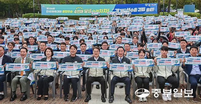 지난달 30일 오후 수원월드컵경기장 중앙광장에서 열린 2025년 제106회 전국체육대회 경기도선수단 결단식에서 김동연 경기도지사, 이원성 경기도체육회장, 황대호 경기도의회 문화체육관광위원장, 차미순 경기도교육청 지역교육국장 등 내빈들과 선수단이 기념 퍼포먼스를 하고 있다. 사진=중부일보DB