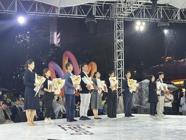 '2025 올해의 우리말빛' 선정된 기관 관계자들이 수상하고 있다. [사진 = 인천종합사회복지관]&nbsp;