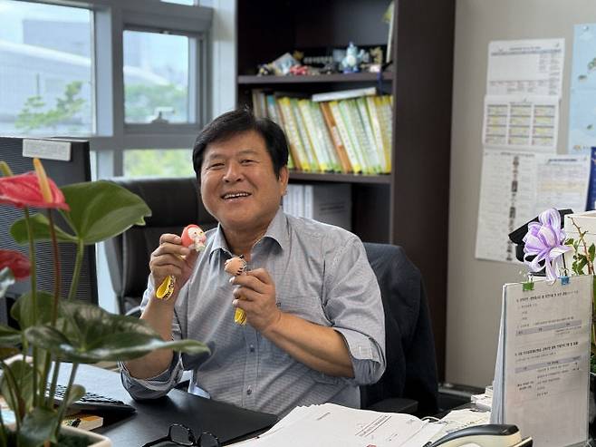 이기진 대표가 충남의 마스코트인 '워디'와 '가디'를 소개하고 있다.