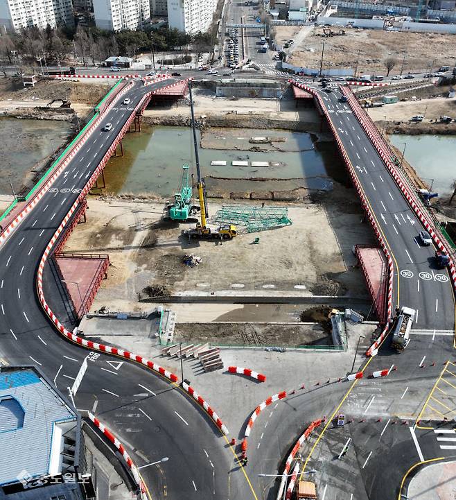유등교를 대체할 가설교량의 양방향 통행을 하루 앞둔 2월 27일 관계자들이 막바지 도로 정비작업을 하고 있다. 중도일보DB