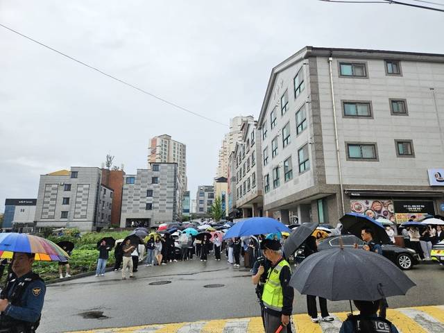 ▲ 폭발물 설치신고로 학생들이 대피하고 있다.