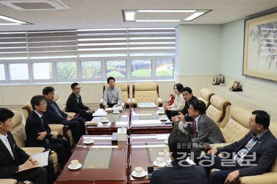 ▲ 국민의힘 서범수 의원이 지난 10일 천창수 울산시교육감을 만나 울산 울주군 지역 교육 현안에 대한 의견을 전달하고 있다. 서범수의원실 제공