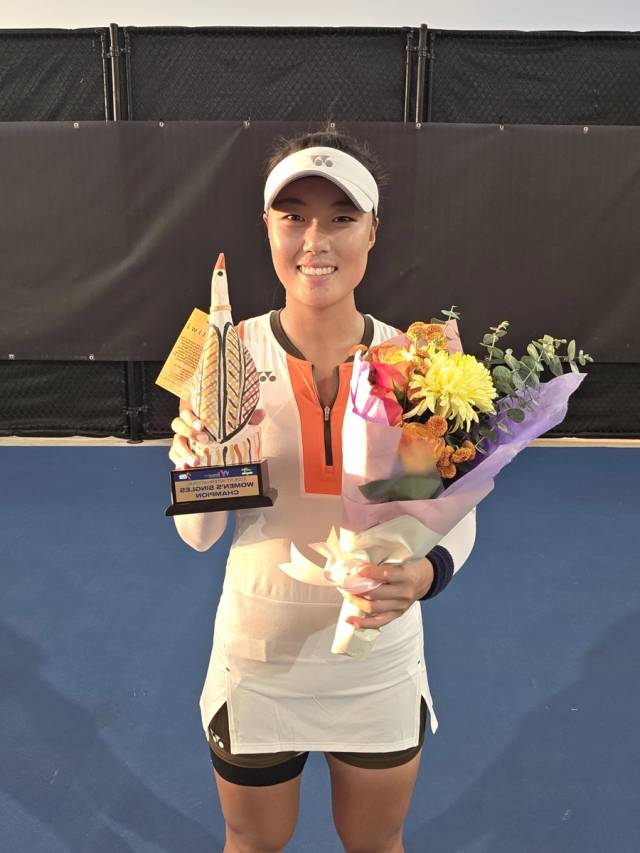 우승컵을 들고 있는 정보영. 연합뉴스