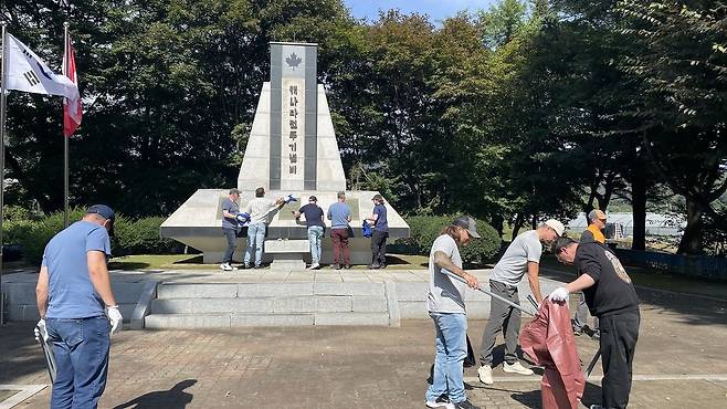 포스코퓨처엠의 캐나다 합작법인 얼티엄캠 임직원들이 캐나다 전투기념비를 찾아 추모하고 환경정화 봉사활동을 하고 있다. /포스코퓨처엠 제공