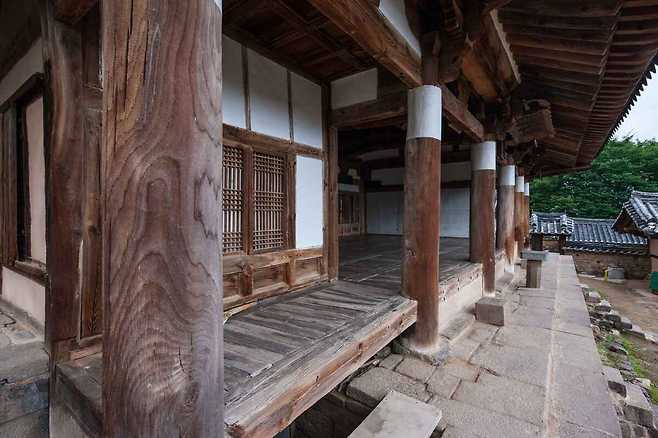 김굉필 선생의 학덕을 기리기 위해 건립된 도동서원.