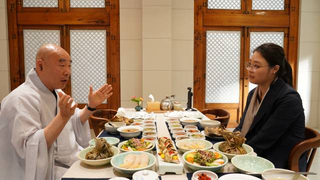 내원정사(부산 서구 서대신동) 지일 주지스님이 이지현 동아대병원 혈액종양내과 교수에게 사찰음식에 대해 설명하고 있다.
