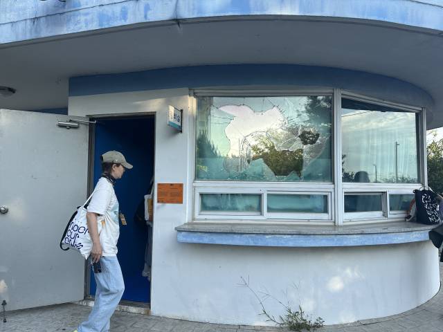 조형섭 ‘장기 초현실’(2025)을 선보이고 있는 옛 경비실. 김은영 기자 key66@