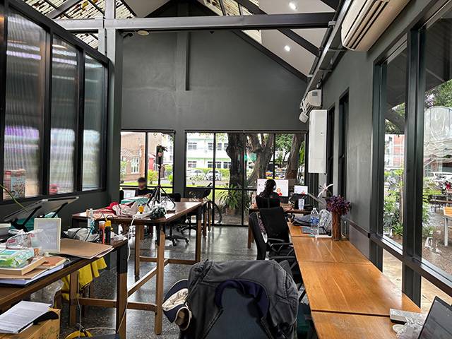 펀스페이스에서 워케이션 참가자들이 업무를 보고 있다.